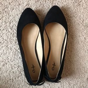 Women’s black pointed flats